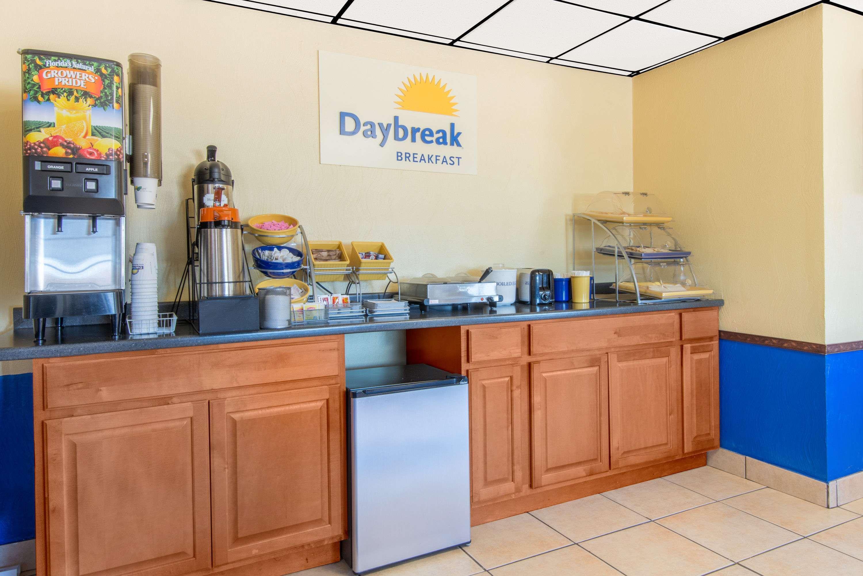 Days Inn By Wyndham Great Bend Exterior foto